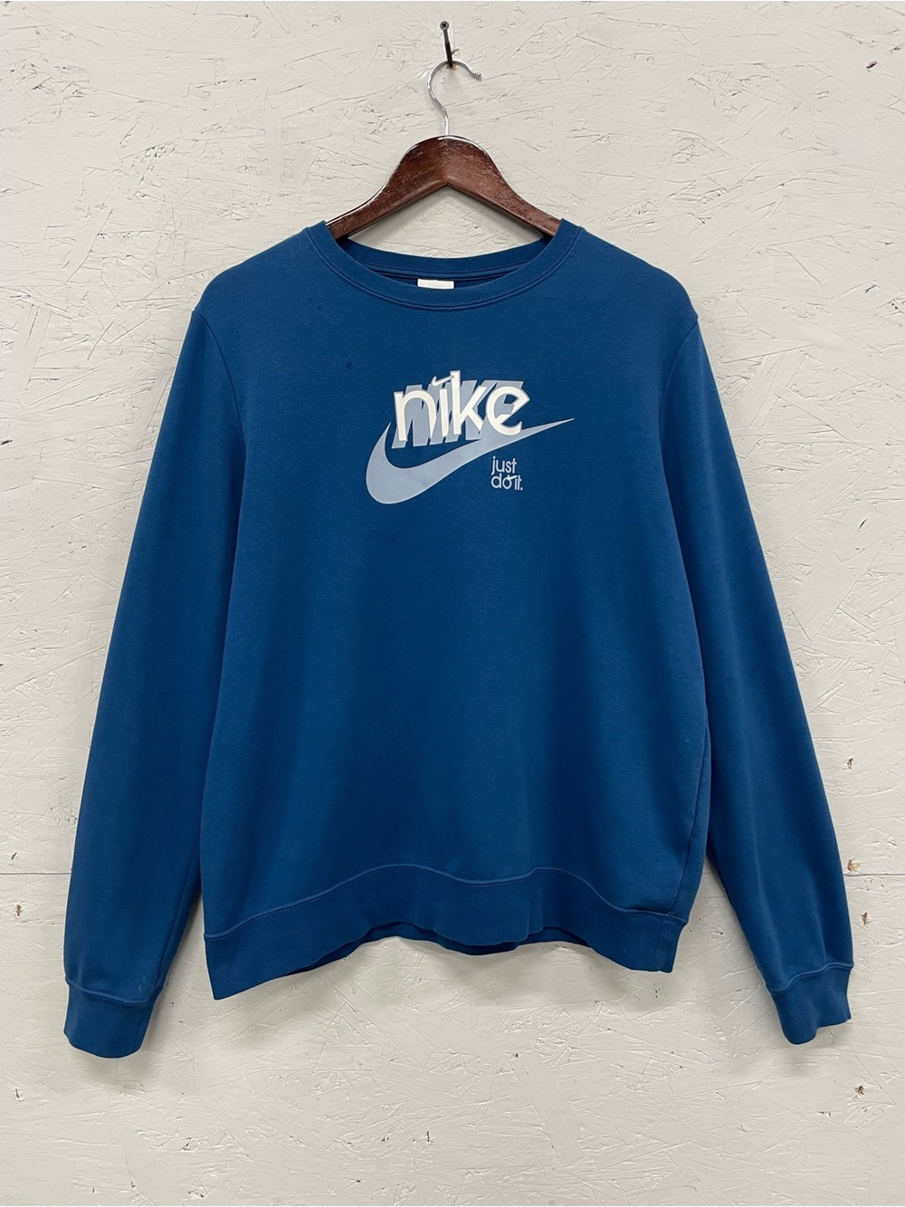 Nike Club Fleece Graphic Crewneck Sweatshirt (FN3628-476), Size L, Blue